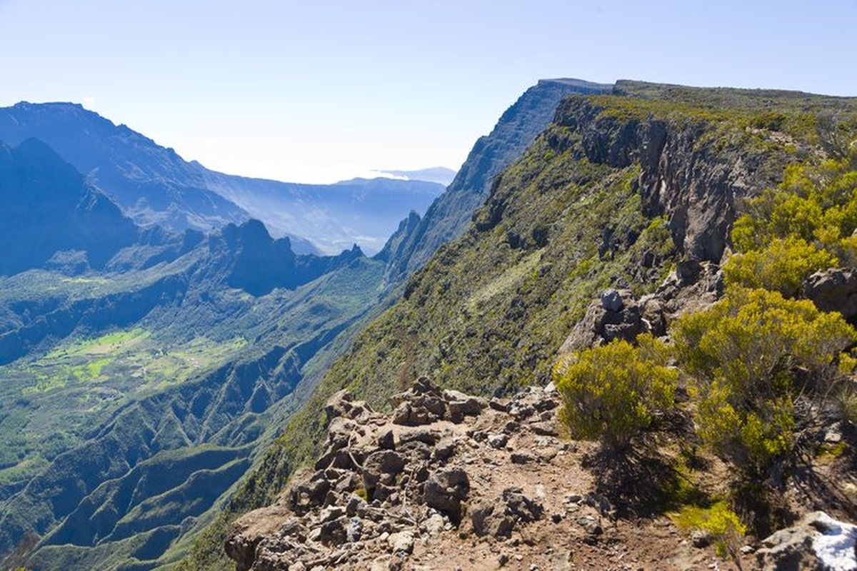 Le rempart de Mafate vu depuis les hauts, sur le sentier du Grand Bénare